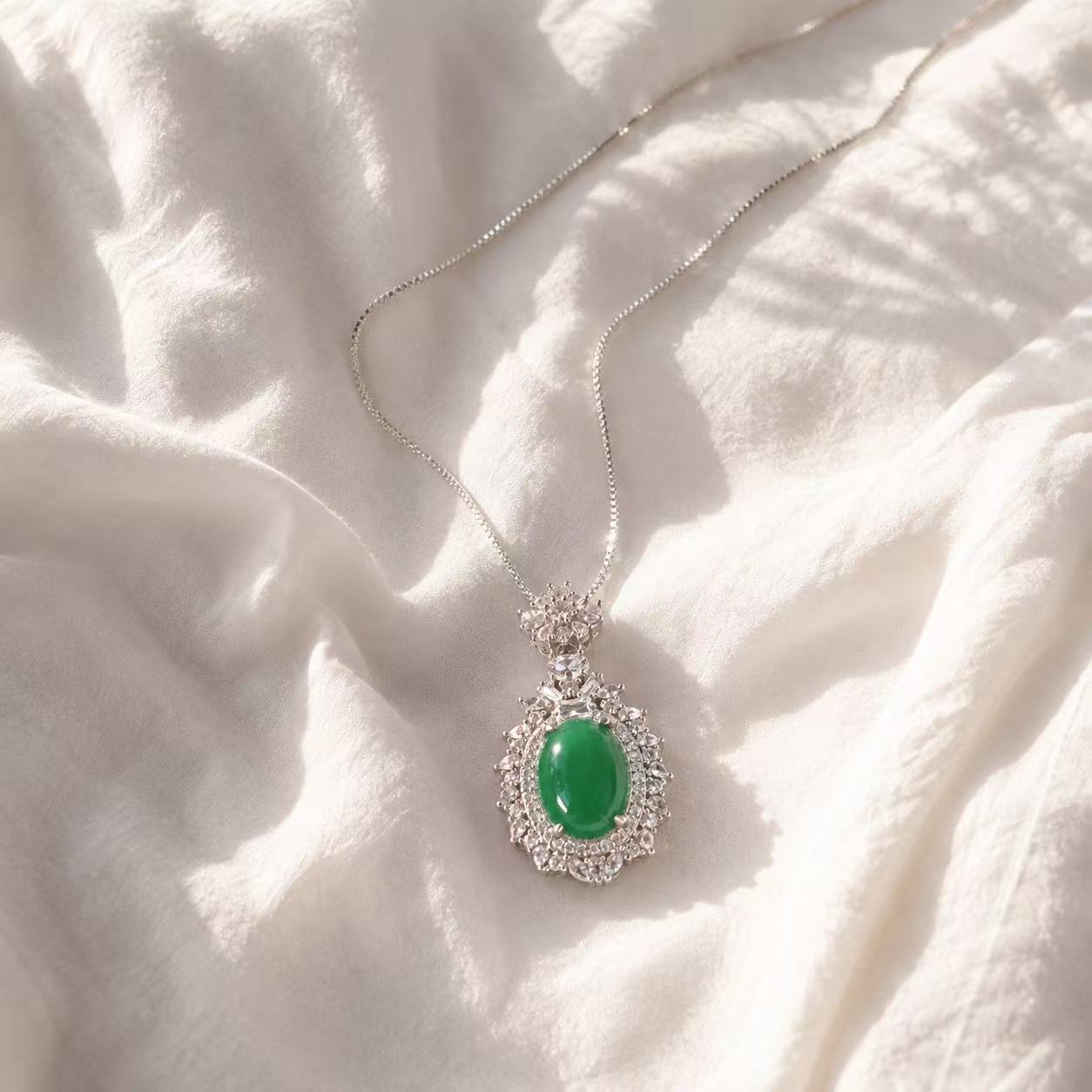 Elegant Emerald Pendant Necklace with Sparkling Halo Design and Delicate Chain for Women