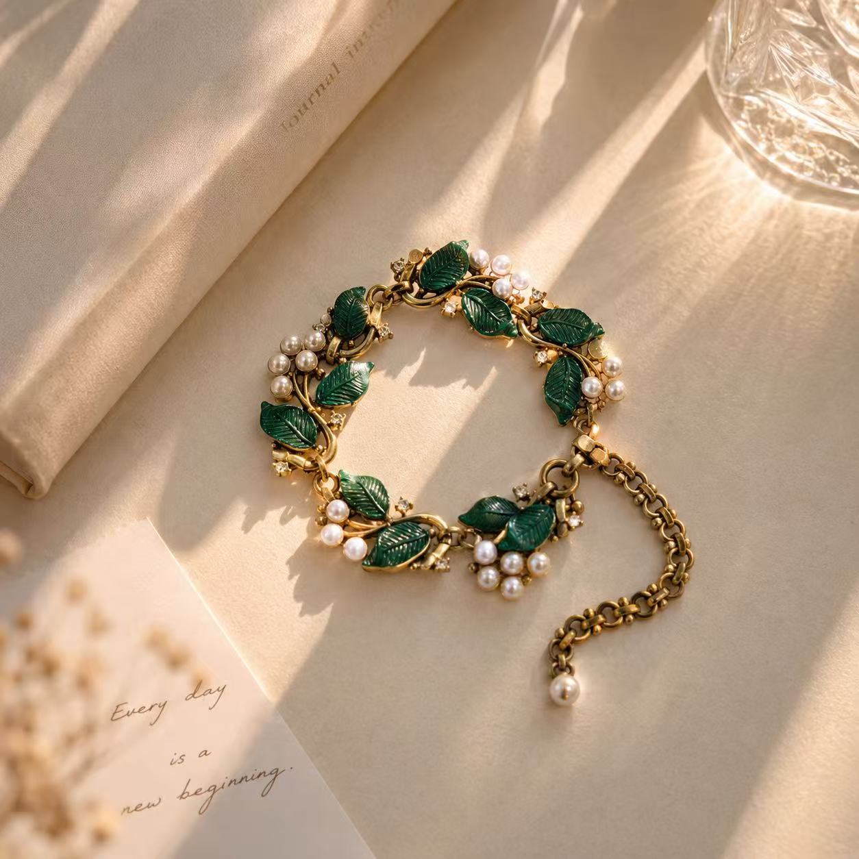 Green Leaf Pearl Bracelet – Vintage Gold Statement Jewelry, Elegant Nature-Inspired Gift for Her 🌿✨